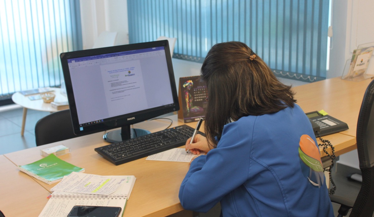 Personal de Bara Dynamics trabajando en un escritorio