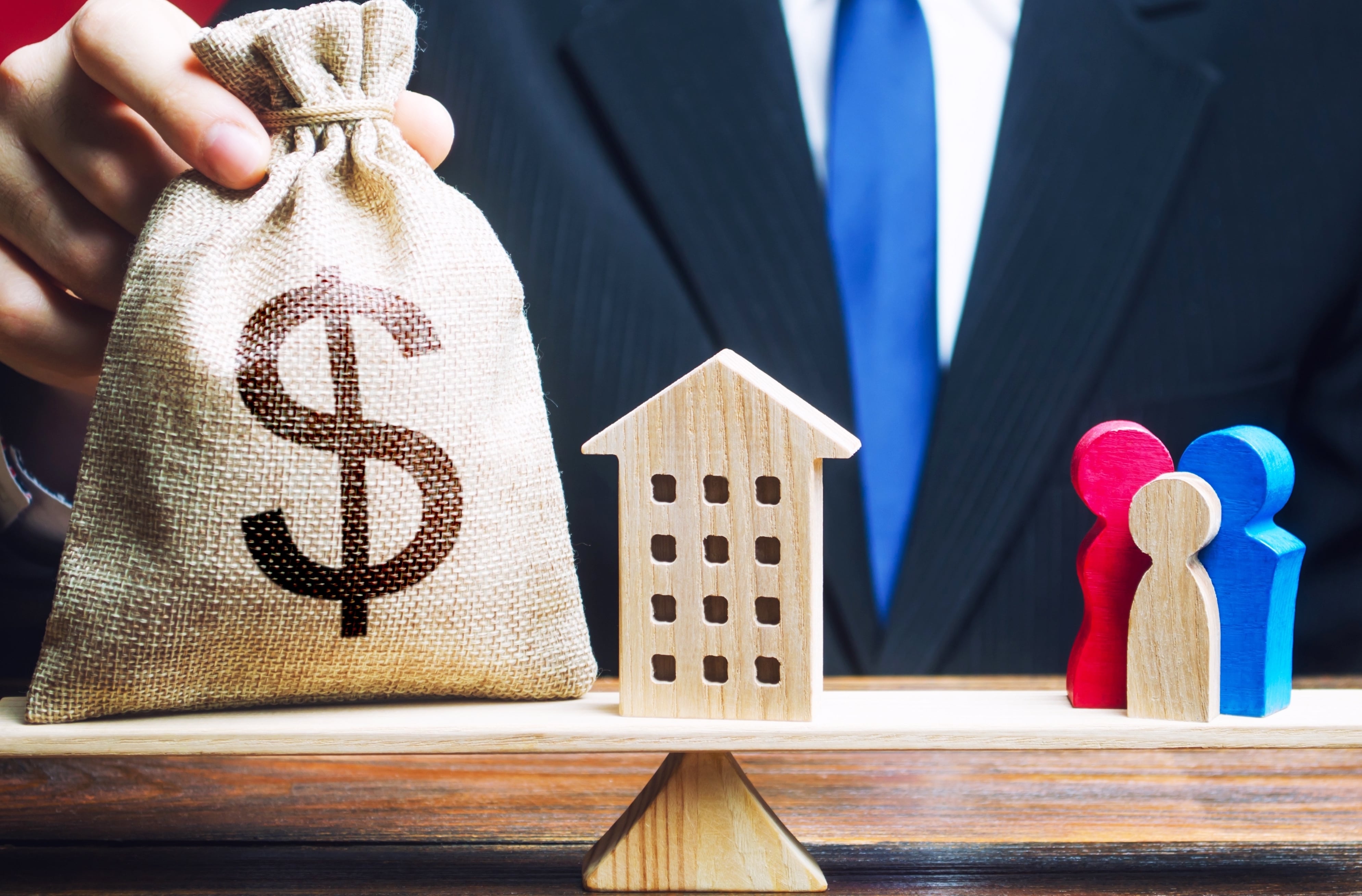Padre jugando con sus hijos sobre la cama, con un ordenador.