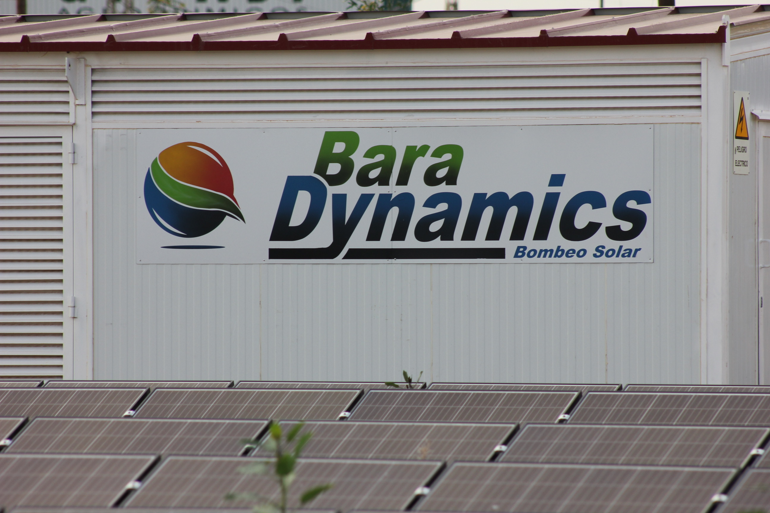 Caseta de la instalación y placas fotovoltaicas en un bombeo de agua desarrollado por Bara Dynamics