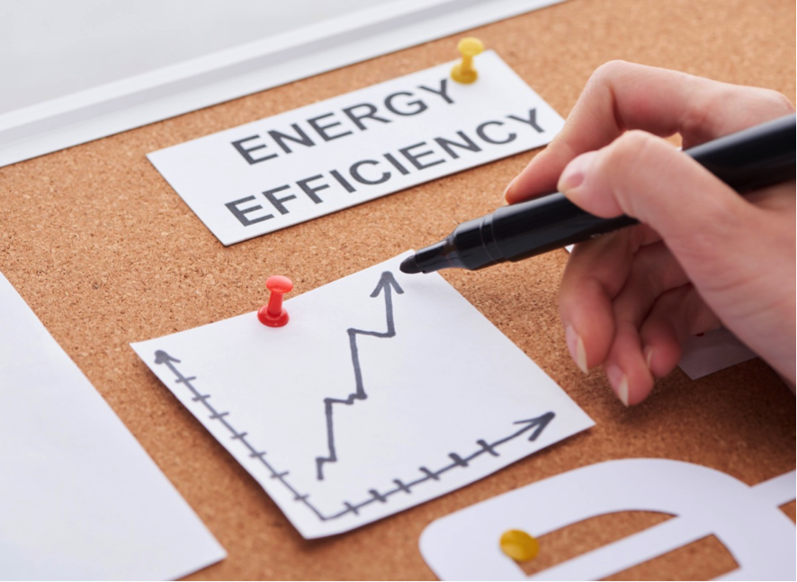 Pizarra con título eficiencia energética y una gráfica ascendente
